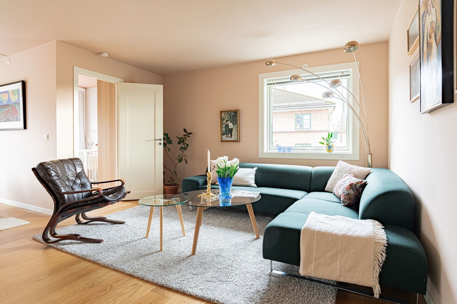 Fra stuen har man adkomst til leilighetens mindre soverom. Galleribilde