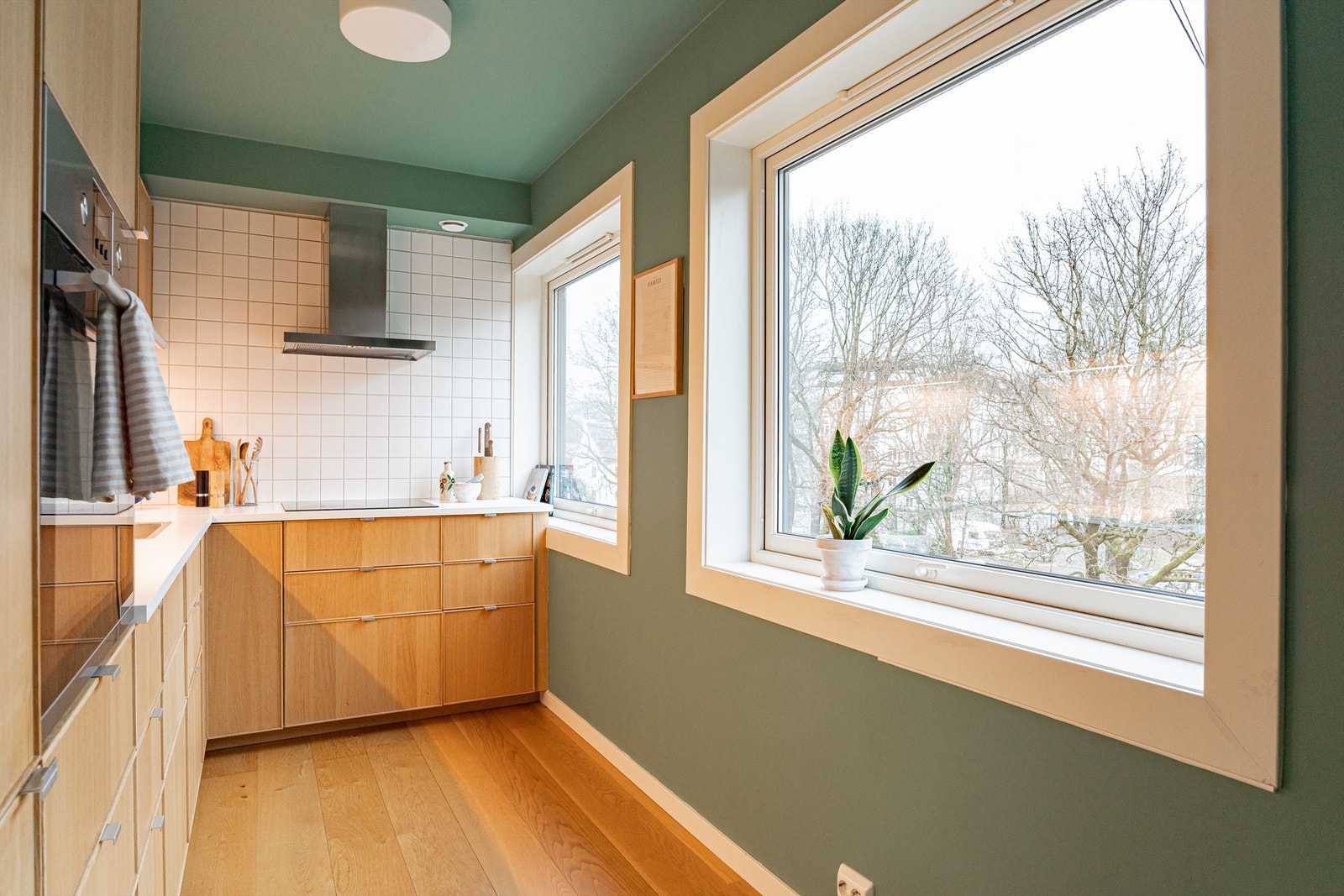 Innredningen består av glatte fronter i eikefiner og benkeplate i lys laminat. Gulvet i leiligheten er hovedsakelig belagt med 1-stavs eikeparkett. Galleribilde