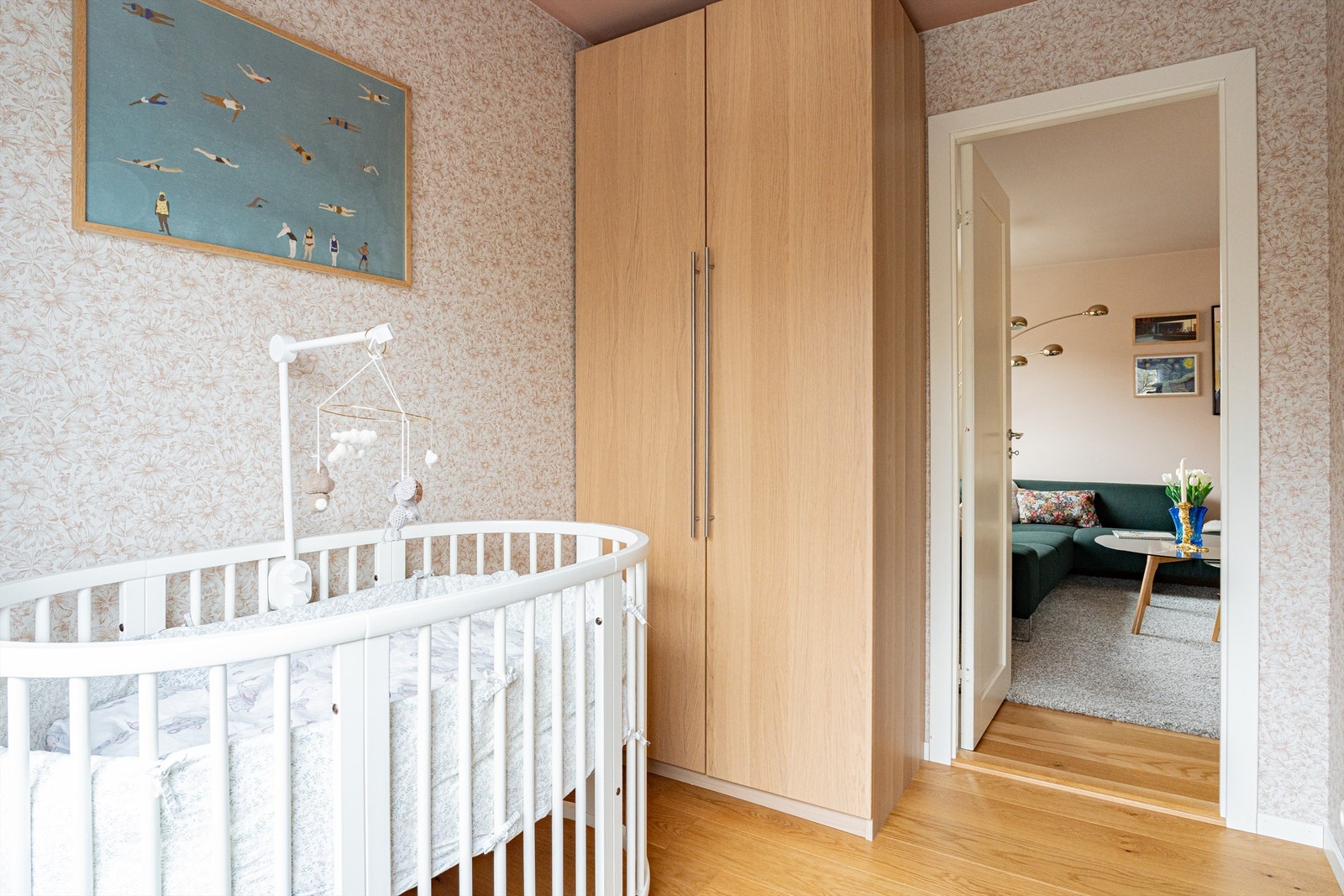 Veggene er tapetserte med en lys tapet med blomstermønster og taket er nymalt i en tilsvarende behagelig farge. Galleribilde