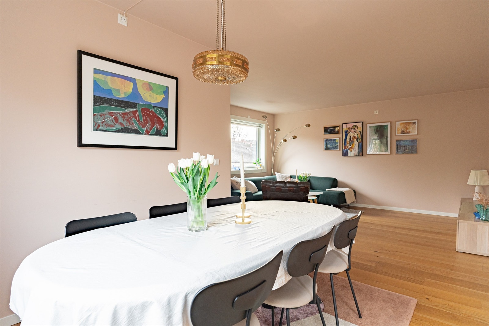 Stuen er romslig med naturlige soner for spiseplassen og sofagruppen. Galleribilde