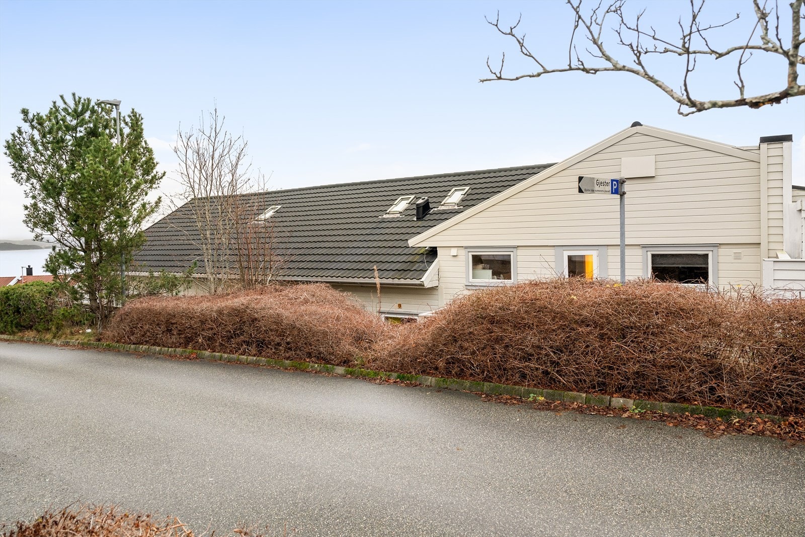 Boligen har en flott beliggenhet med sjøgløtt og er plassert i et rolig boligtun med lite trafikk. Galleribilde