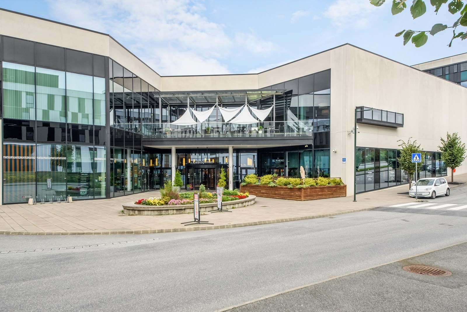 I tillegg er det kort vei til daglige nødvendigheter og shopping. Kjøpesenteret Tasta, kjent som "Alt i Tasta", ligger kun 14 minutters gange unna. Her finner du et bredt utvalg av butikker, spisesteder og servicetilbud. Galleribilde