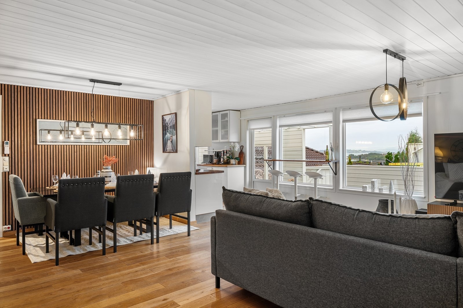 Store vindusflater som slipper inn rikelig med naturlig lys. Galleribilde