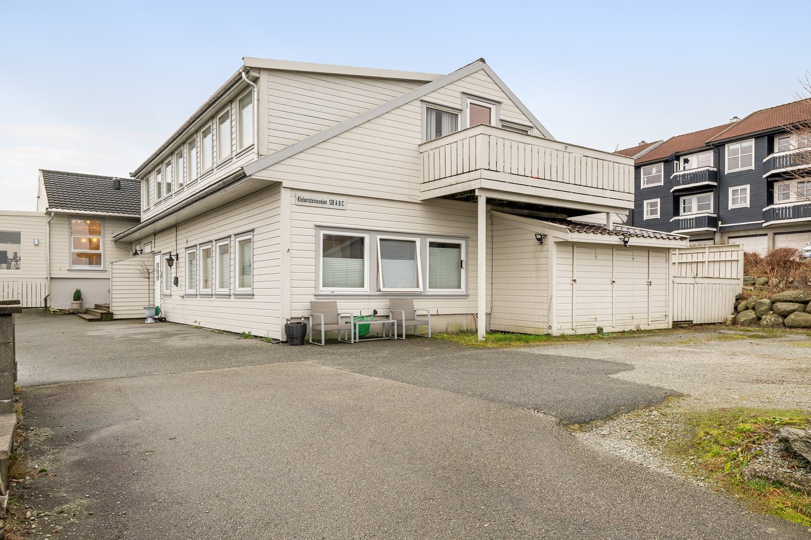 Parkering på sameiets tomt og bod. Galleribilde