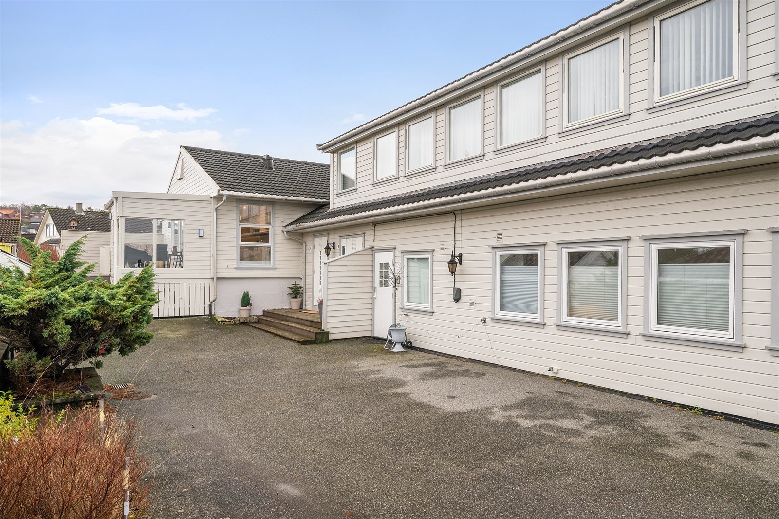 Klebersteinveien 138A ligger i et veletablert og naturskjønt boligområde på Tasta i Stavanger kommune. Galleribilde