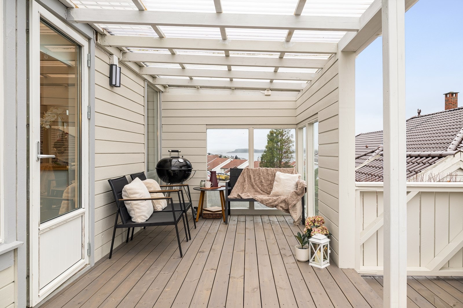 Terrassen er av god størrelse og gir plass til flere sittegrupper. Galleribilde