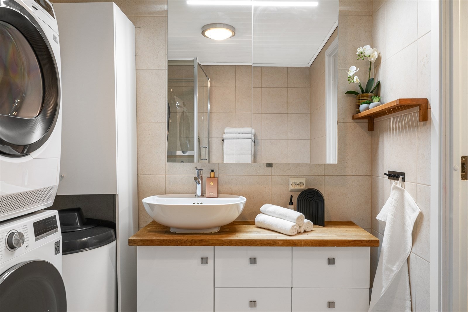 Badet er helfliset med varmekabler i gulv. Galleribilde