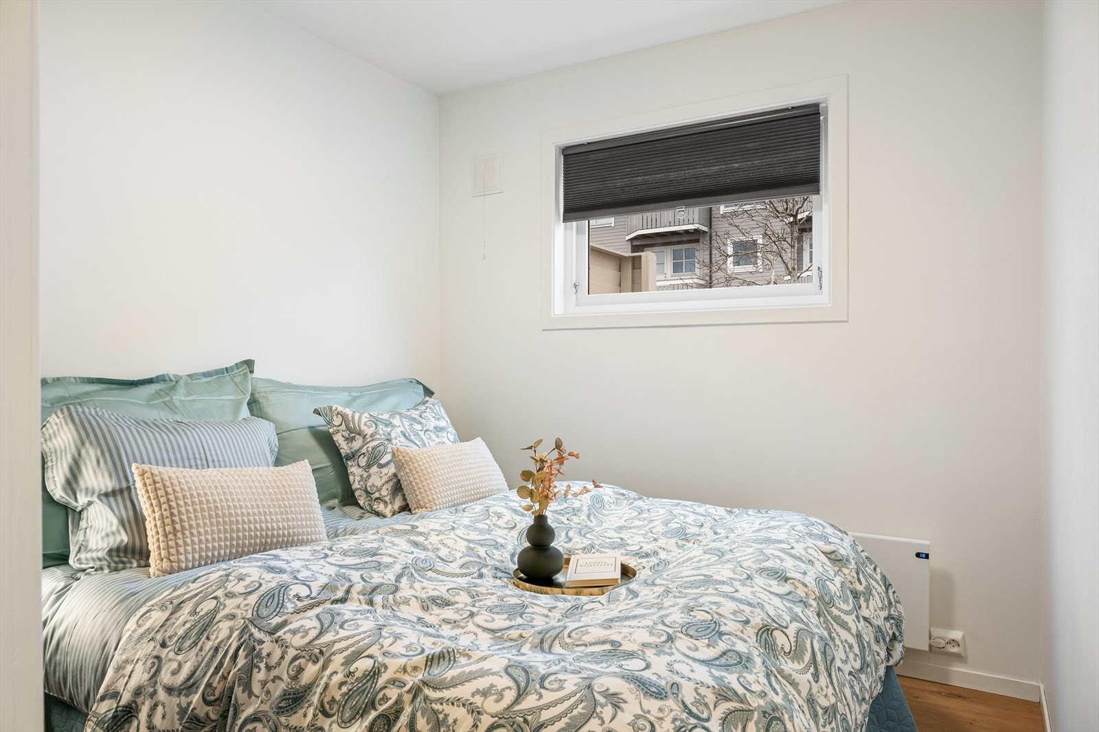 Boligen byr på to gode soverom, begge med lyse overflater som gir en rolig og behagelig atmosfære. Galleribilde