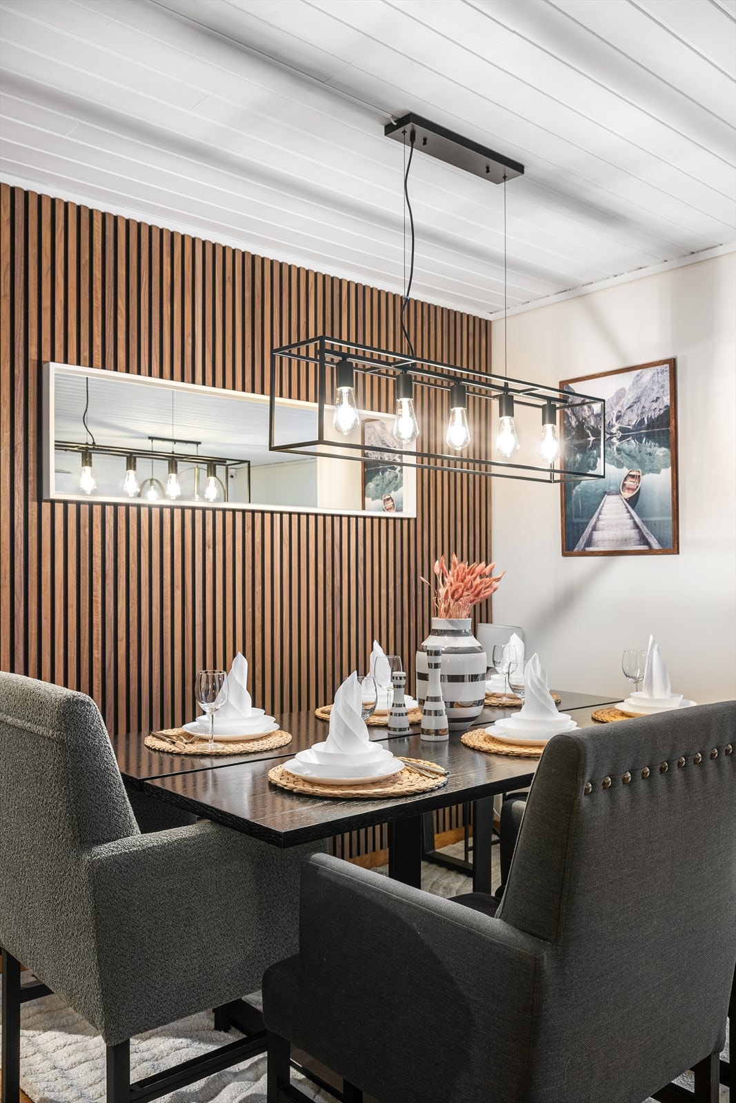 Spilene på veggen skaper en lun atmosfære og gir rommet det lille ekstra! Galleribilde