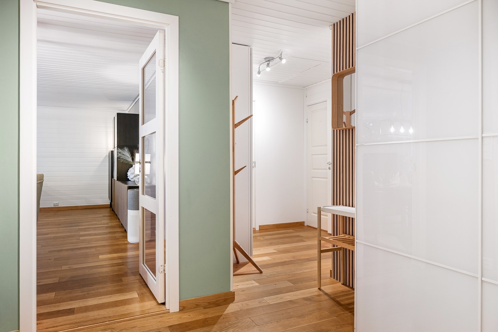 Boligen er innredet med bod og loft for gode oppbevaringsmuligheter. Galleribilde