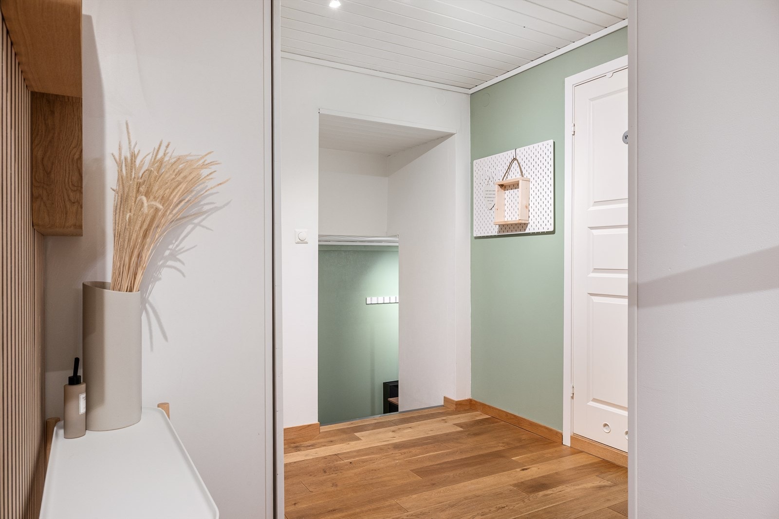 Gangen er utstyrt med garderobeskap som gir godt med plass til å henge fra seg klær. Galleribilde