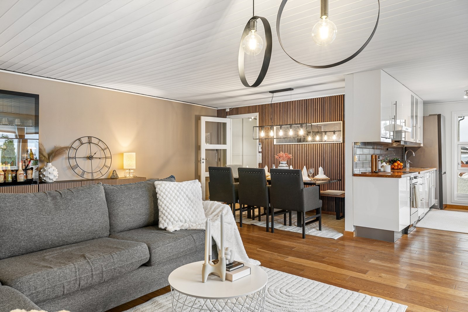 De lyse og lune veggene og den gode romfølelsen gjør det enkelt å innrede med både sofagruppe og spisebord. Galleribilde