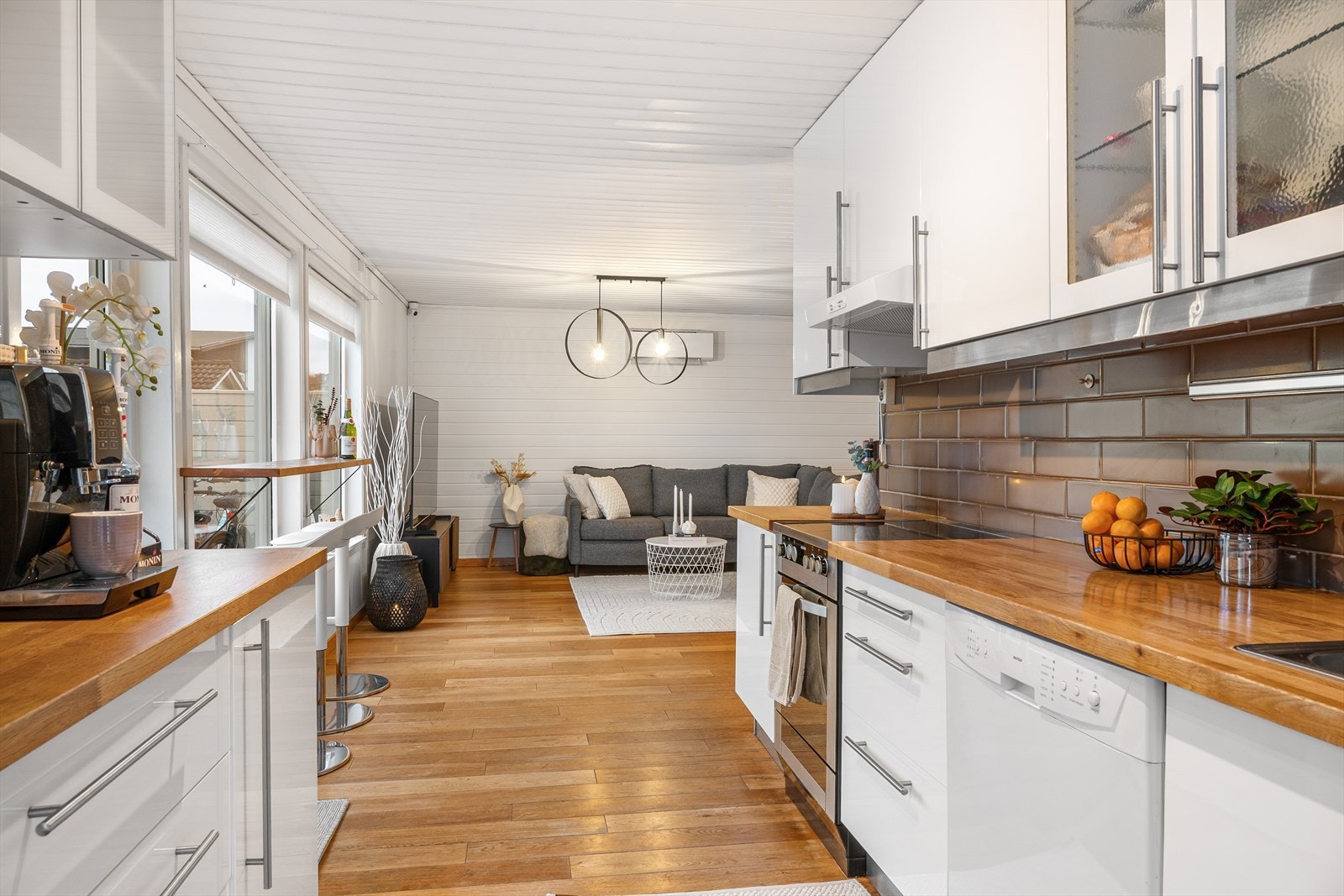 En koselig benkeplass med barstoler byr på flott utsikt. Galleribilde