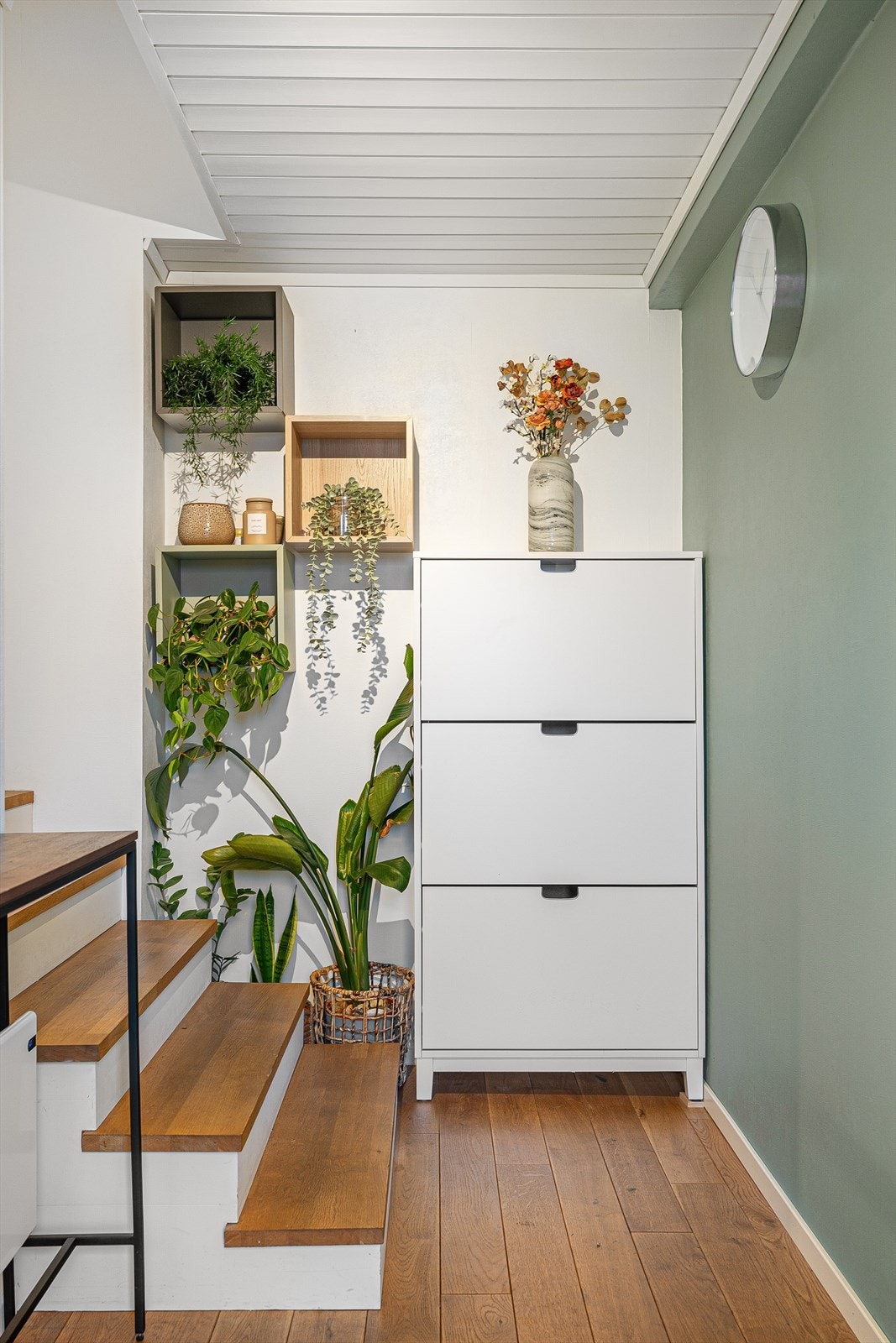 Entreen fungerer som et praktisk velkomstrom og gir en ryddig overgang til resten av leiligheten. Galleribilde