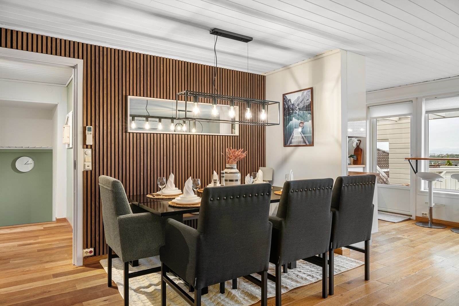 Her får du romslig plass til et stort spisebord - perfekt for hyggelige middager og lange kvelder med hele familien samlet! Galleribilde