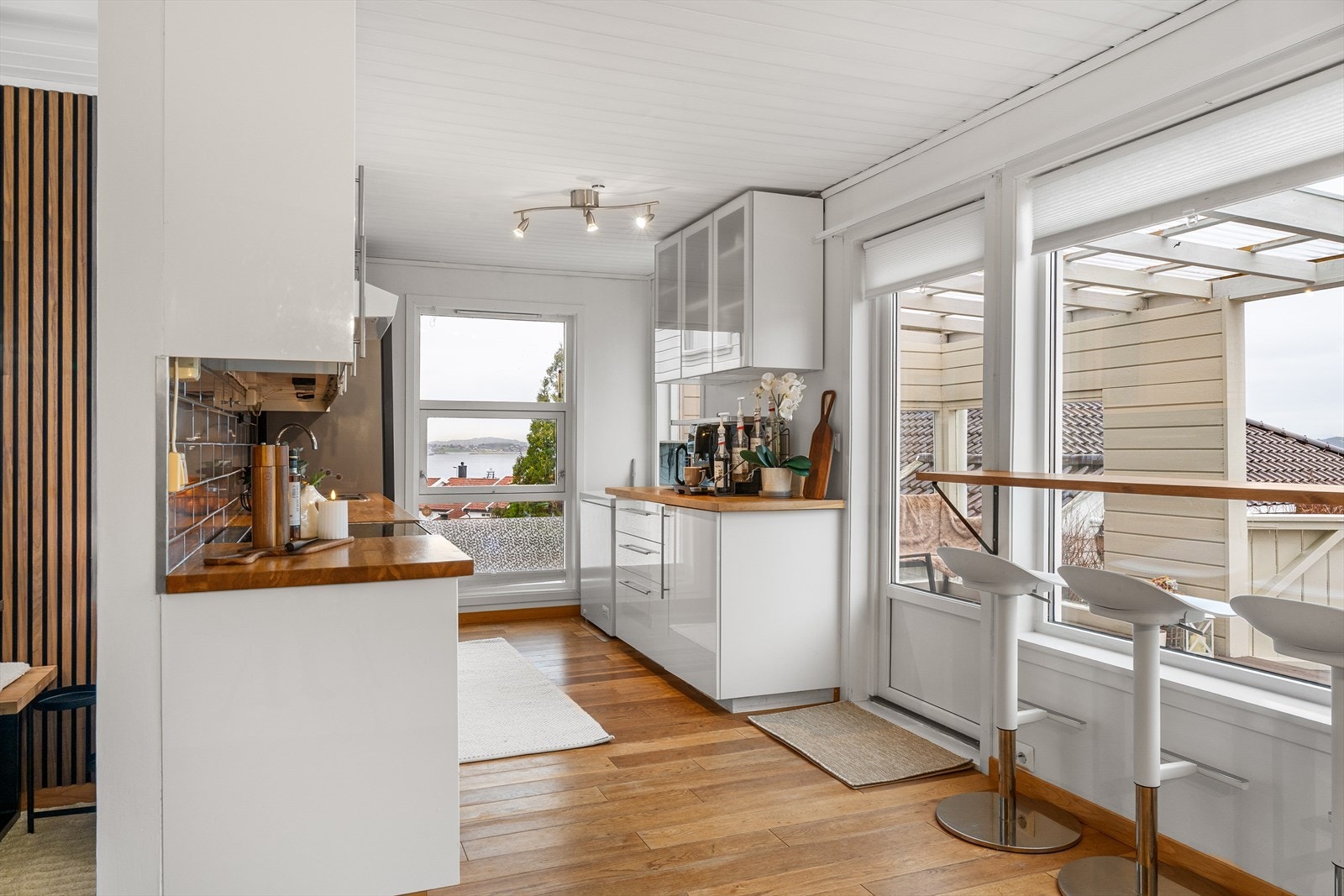 Her er det god plass til matlaging og oppbevaring, og løsningen er både funksjonell og stilren. Galleribilde