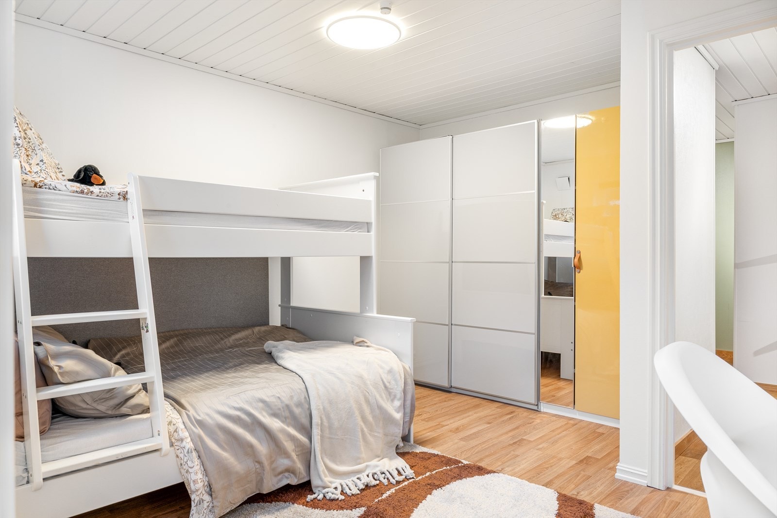 Hovedsoverommet er romslig og har en praktisk garderobeløsning med god oppbevaringsplass. Galleribilde