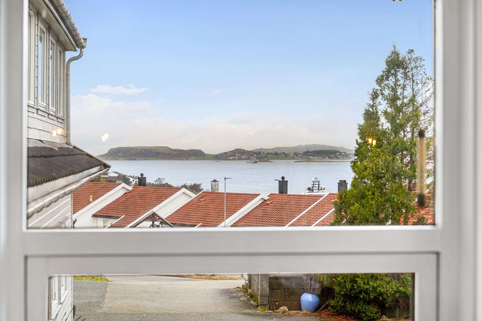 Fra kjøkkenet nyter man godt av herlig sjøutsikt. Galleribilde
