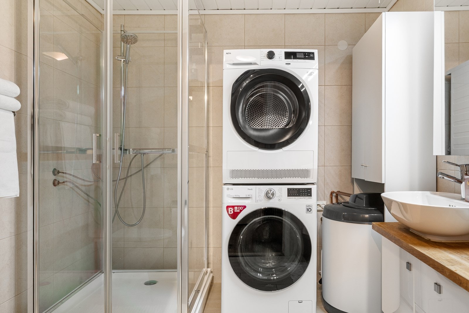 Her finner du en praktisk servant med oppbevaring, toalett og dusj, samt opplegg for vaskemaskin. Galleribilde