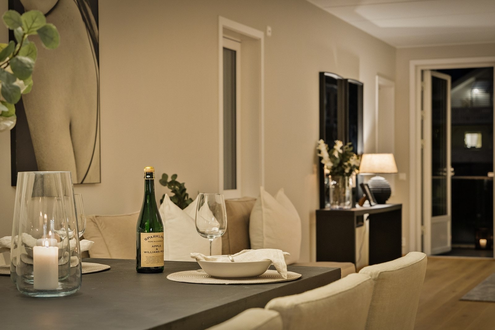 Spisestuen i kveldslys. Galleribilde