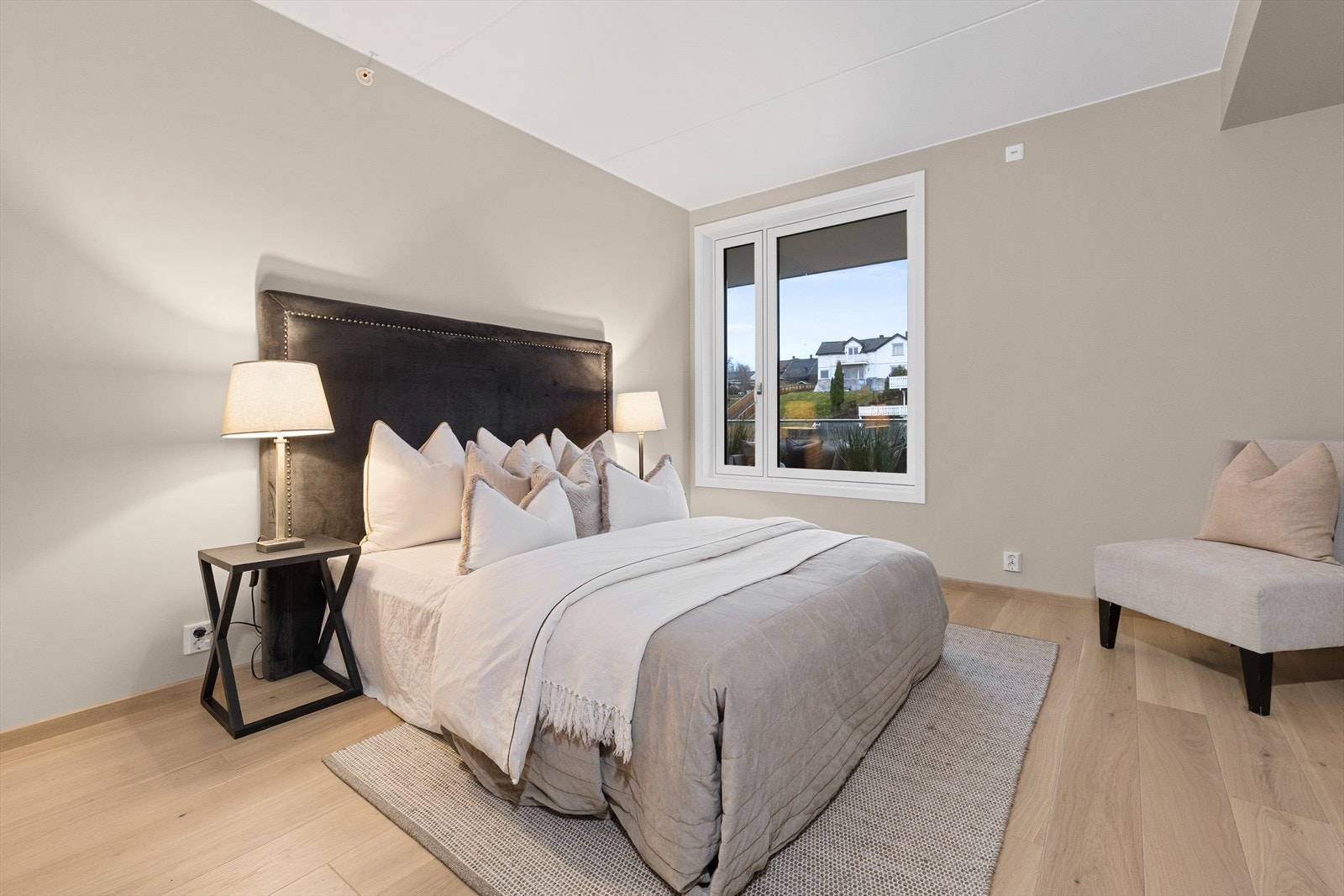 Soverommet er lunt og innbydende med god plass til dobbeltseng, nattbord og garderobeskap. De rolige tonene og vinduet gir en behagelig start og slutt på dagen - en perfekt privat sone. Galleribilde