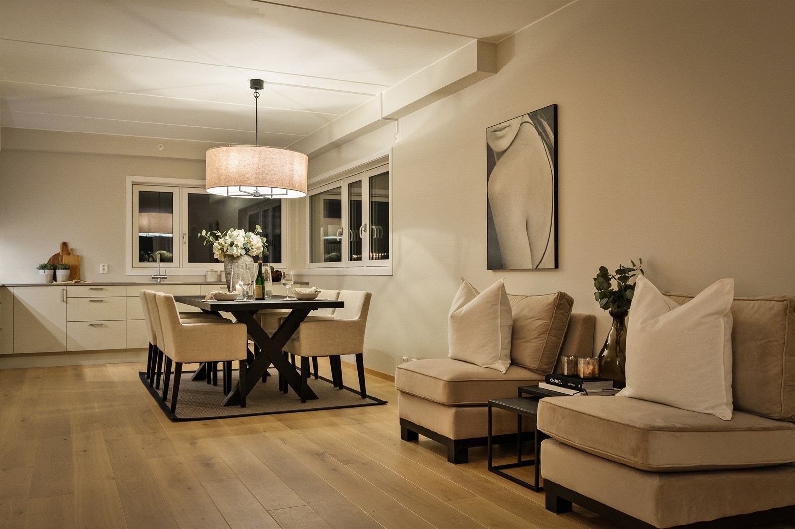 Gode muligheter til å lage langbord, gjør denne leiligheten spesielt fleksibel for hyggelige sammenkomster. Galleribilde