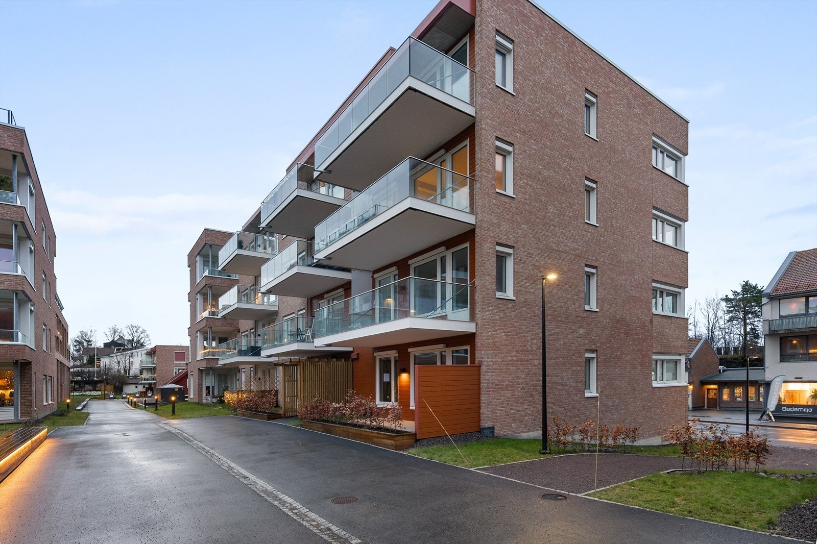 Leiligheten ligger på hjørnet og får lys hele tre sider. Våren og sommerens blomstring vil gjøre omgivelsene myke og hyggelige. Galleribilde