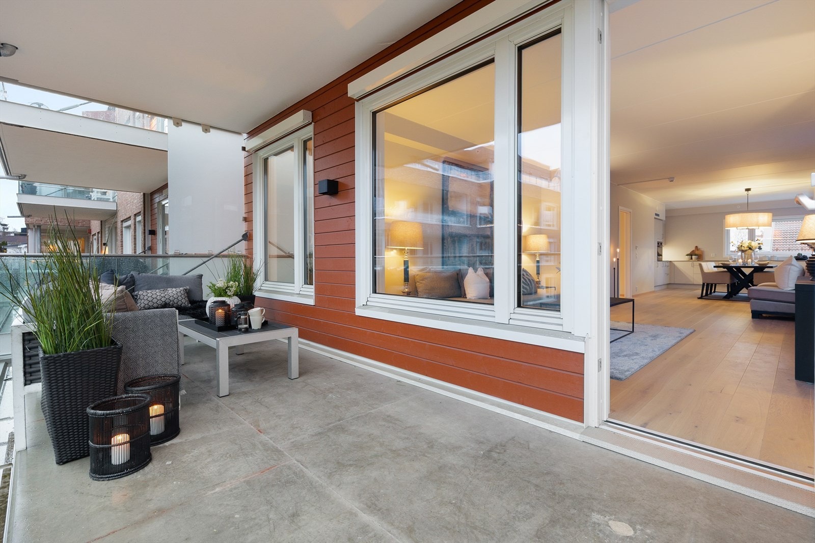 Balkong med direkte adkomst fra stuen - gir en sømløs overgang mellom inne og ute. Galleribilde