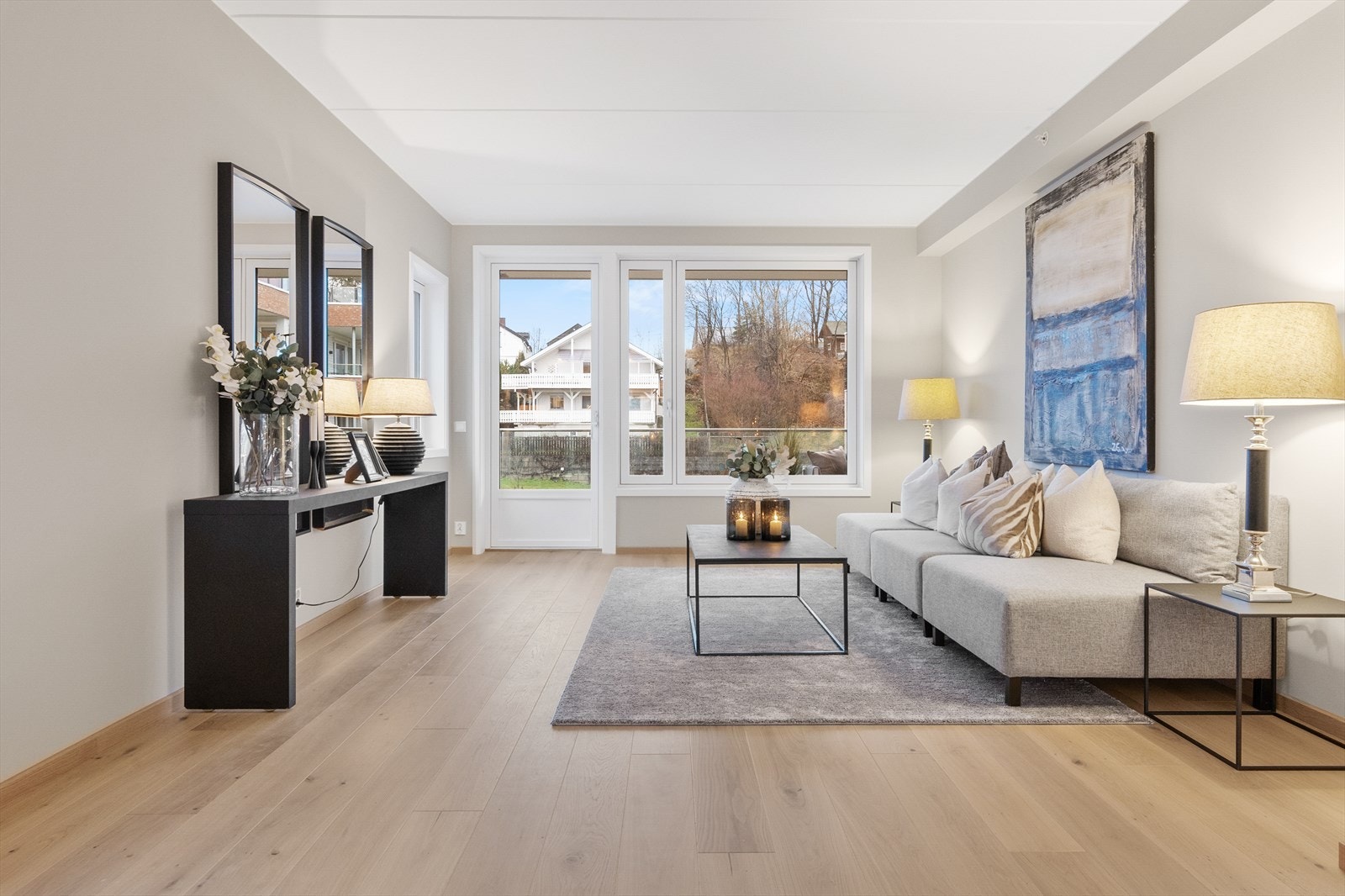 Lys og luftig stue med store vindusflater mot to himmelretninger. Den åpne løsningen gir rom for både sofagruppe og ekstra sittekrok. Direkte utgang til balkongen gjør rommet perfekt for lange kvelder med døren på gløtt. Galleribilde