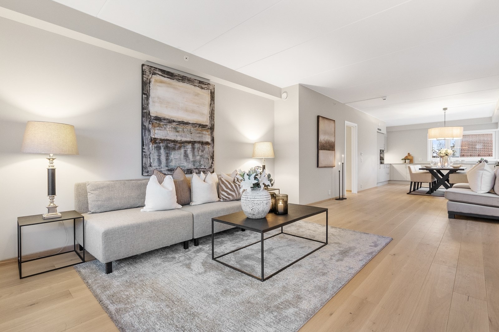 Stuen sett fra balkongdøren- en sosial og innbydende sone med god plass til større sofa og TV-løsning. Den åpne romfølelsen gir deg fleksibilitet til å møblere akkurat slik du ønsker. Galleribilde