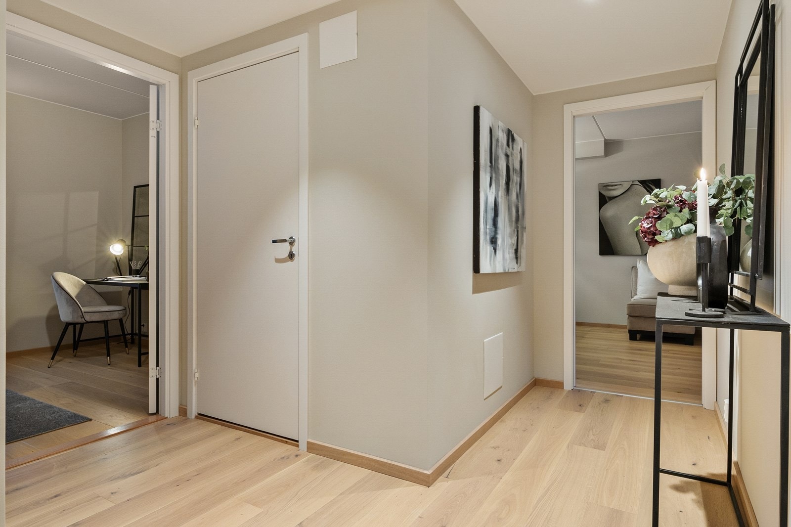Lys og innbydende gang med lys, moderne parkett og duse fargevalg. Galleribilde
