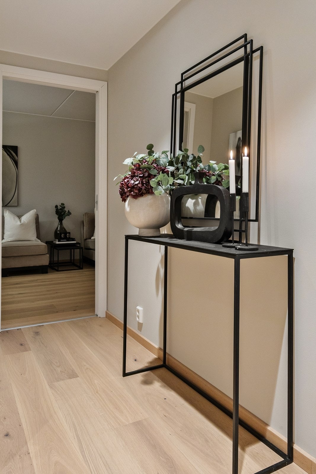 Gang med plass til en dekorativ konsoll og speil - gir et elegant preg. Galleribilde