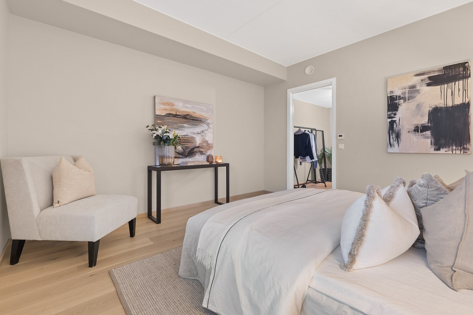 Leiligheten har varme toner og delikate fargesammensetninger - et perfekt grunnlag for å skape din egen stil. Galleribilde