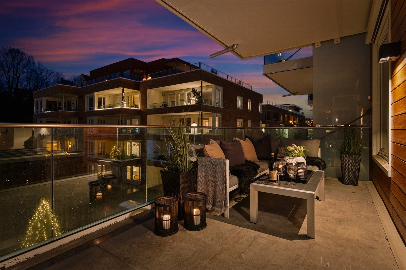 Balkong i kveldssol med stemningsfull belysning - perfekt for sene middager. Galleribilde