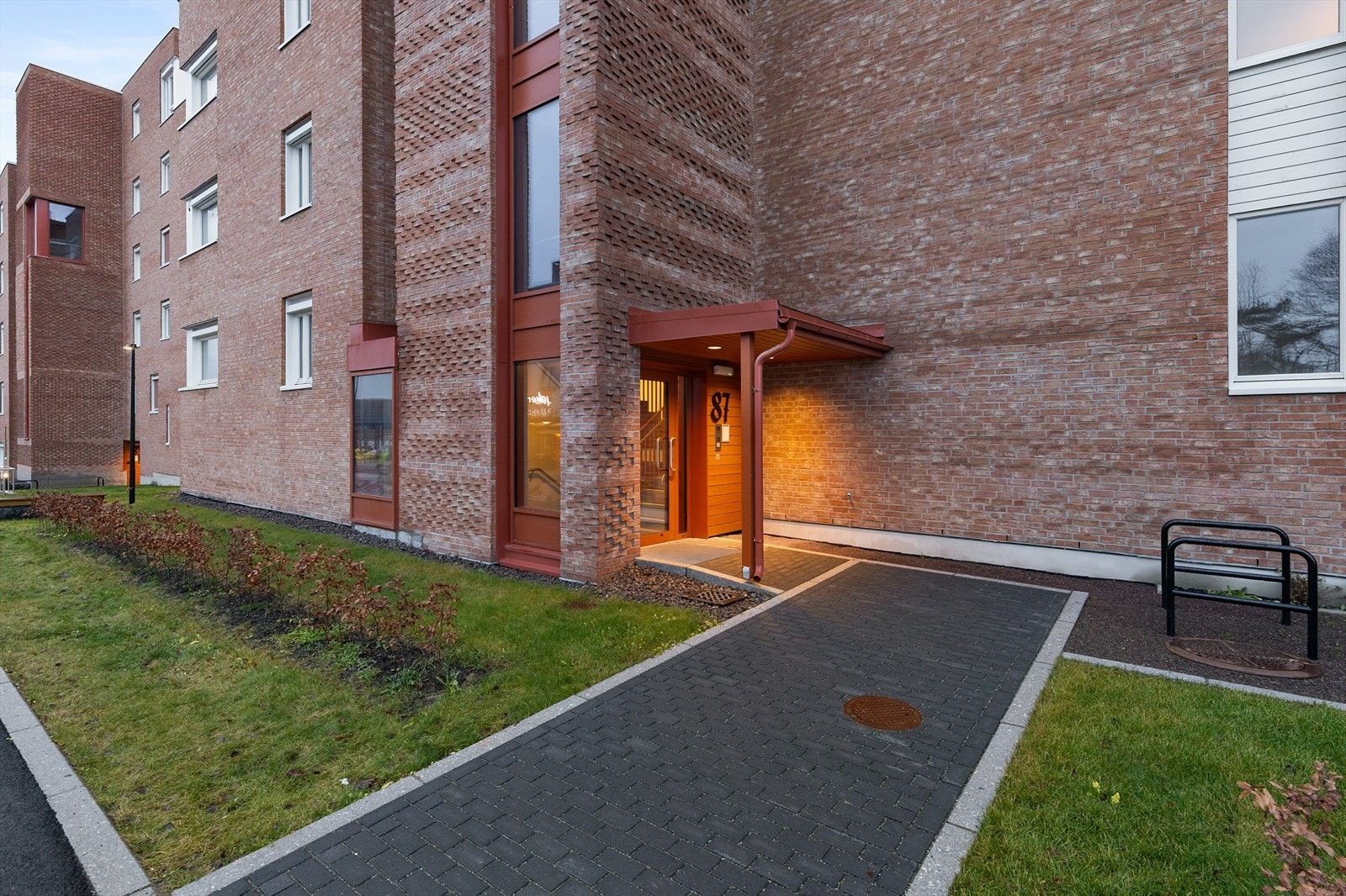 Inngangsparti med klassisk teglfasade og god belysning - og om det kommer snø, er det noen andre som måker! Galleribilde