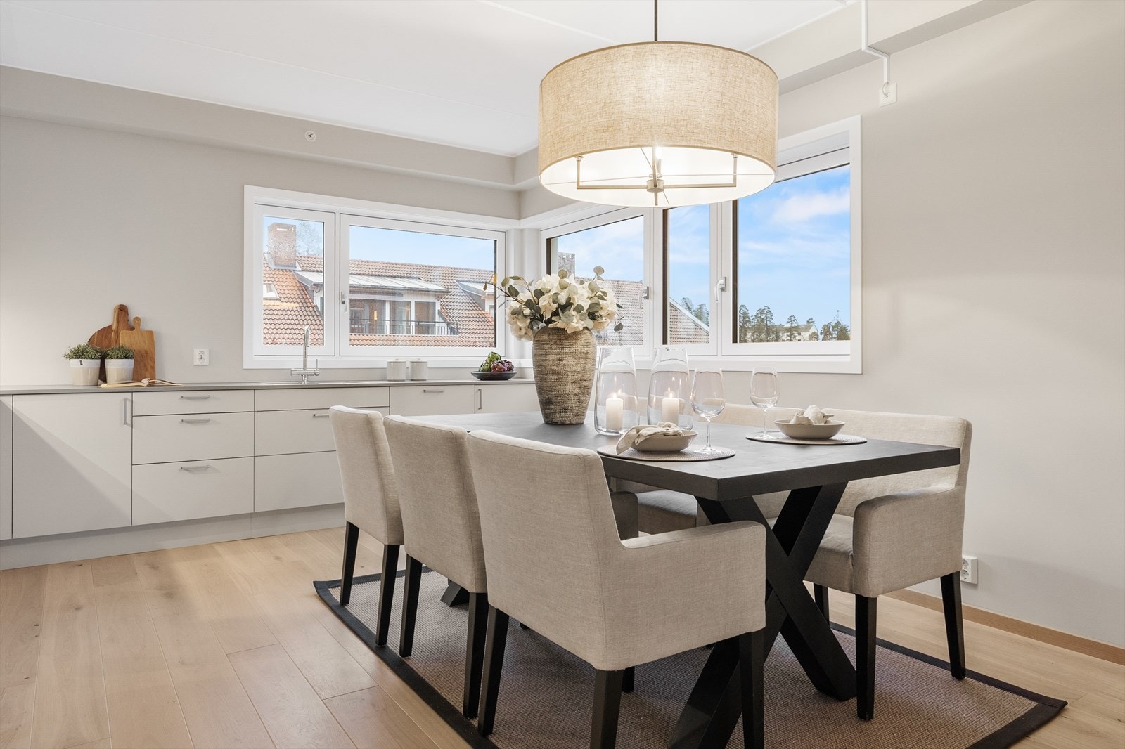 Lekkert kjøkkenområde med store arbeidsflater og behagelig belysning. Spiseplassen er plassert solrikt og skjermet - et perfekt sted å nyte både middag og morgenkaffe. Galleribilde