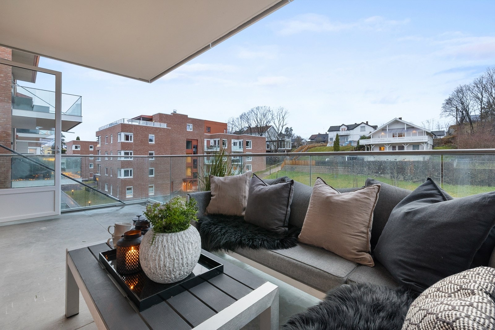 Lun uteplass med sittegruppe - skapt for avslapning og hygge. Galleribilde