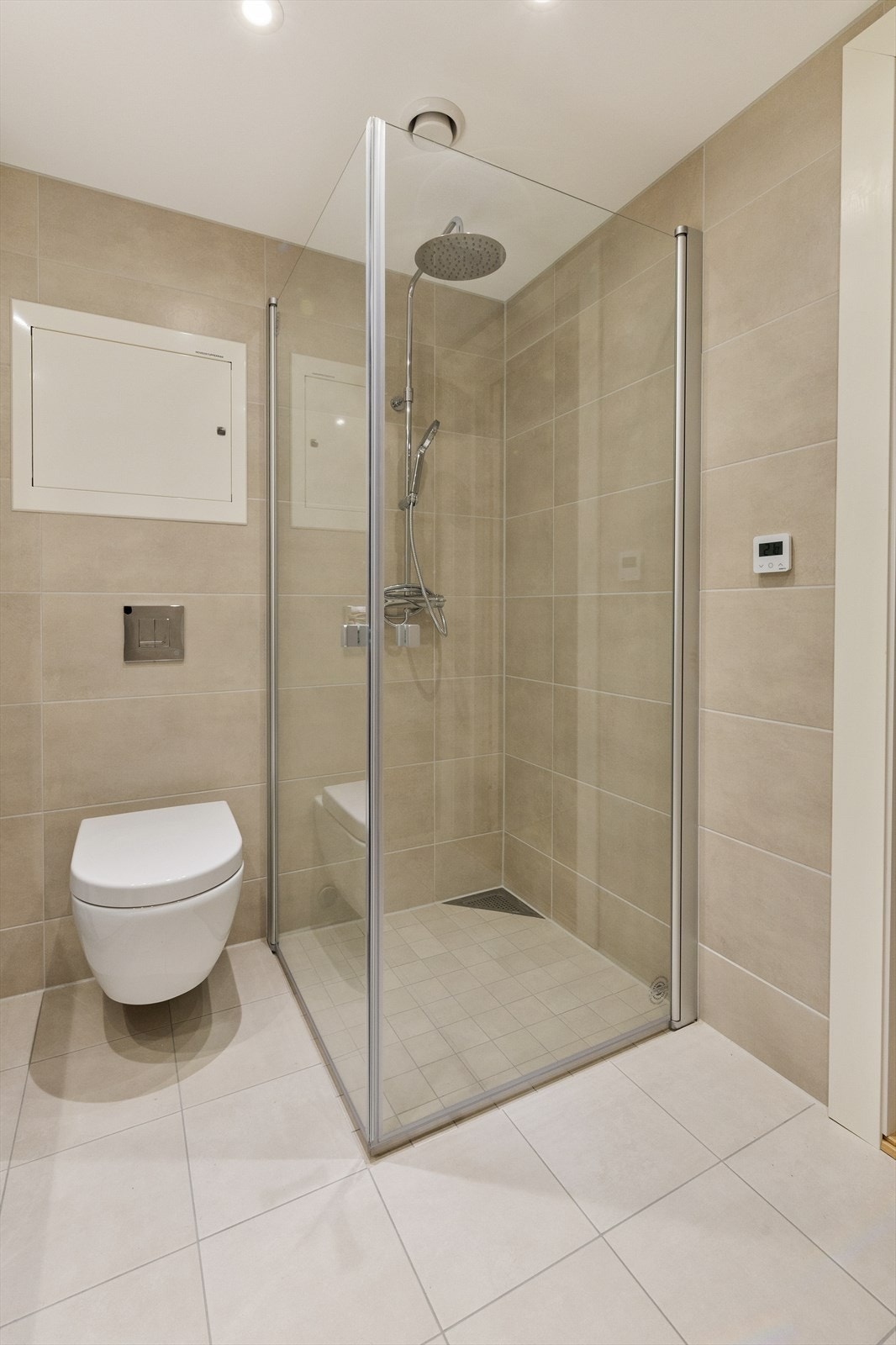 Detalj fra hovedbadet - med delikate og tidløse fliser. Galleribilde