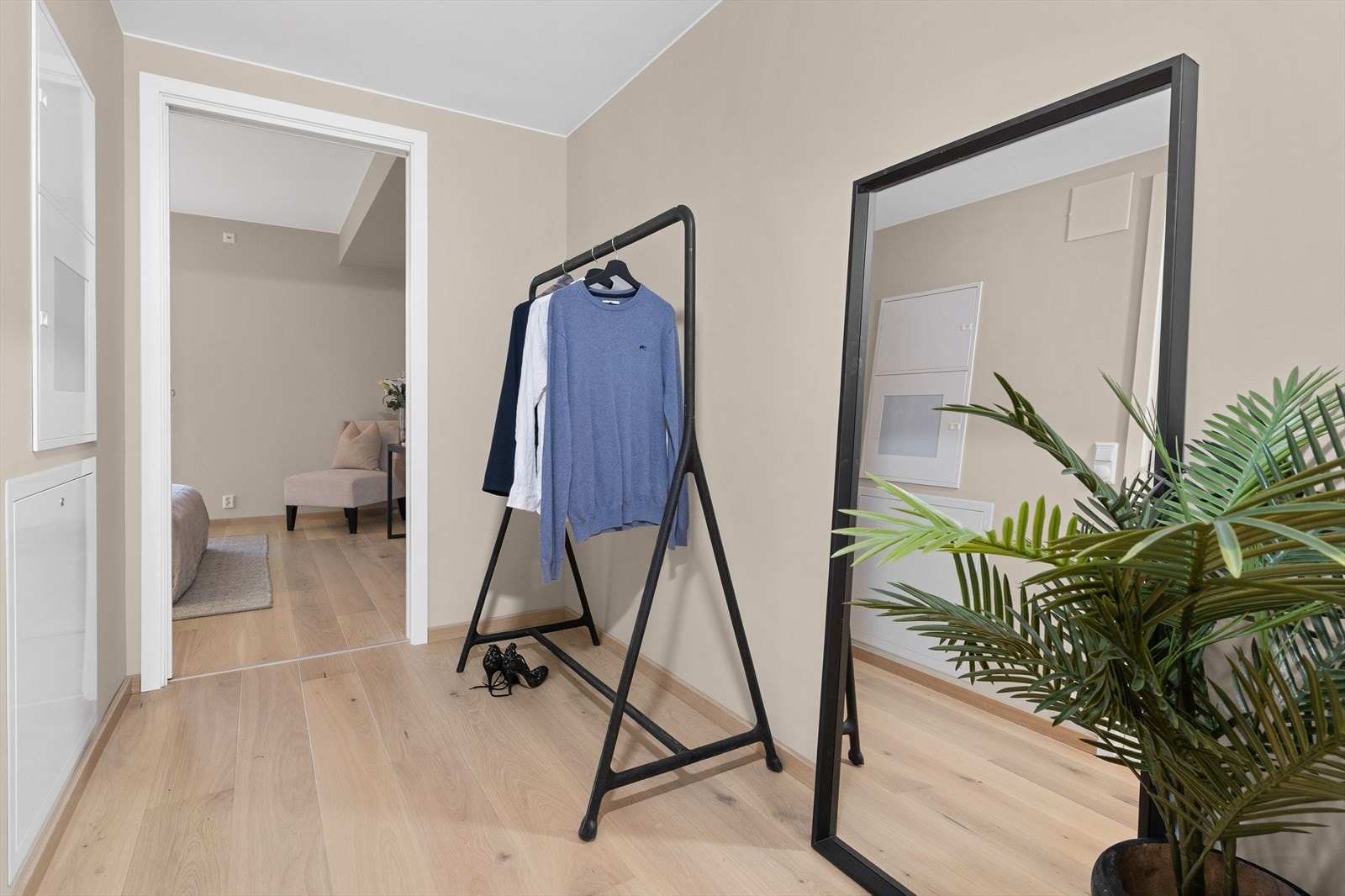 Plass til walk in-closet mellom hovedsoverommet og det store, tilknyttede badet. Galleribilde