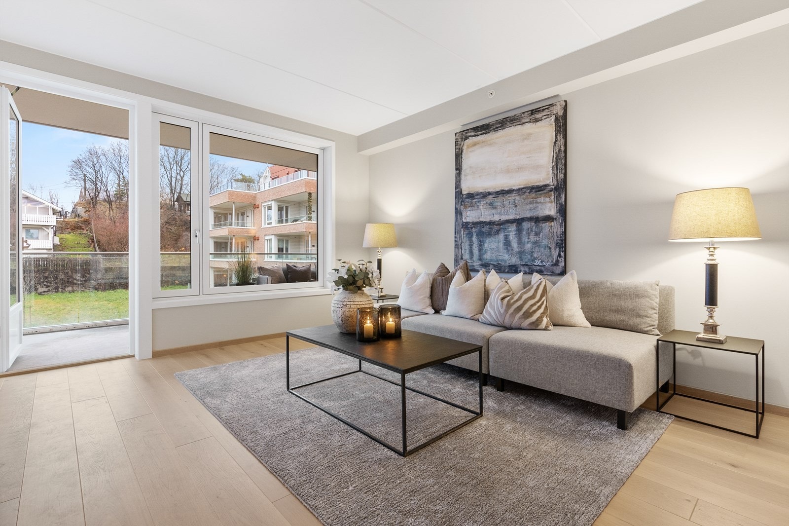 Stuen er i direkte tilknytning til en romslig balkong på utsiden. - Et ekstra uterom i den varme sesongen. Galleribilde