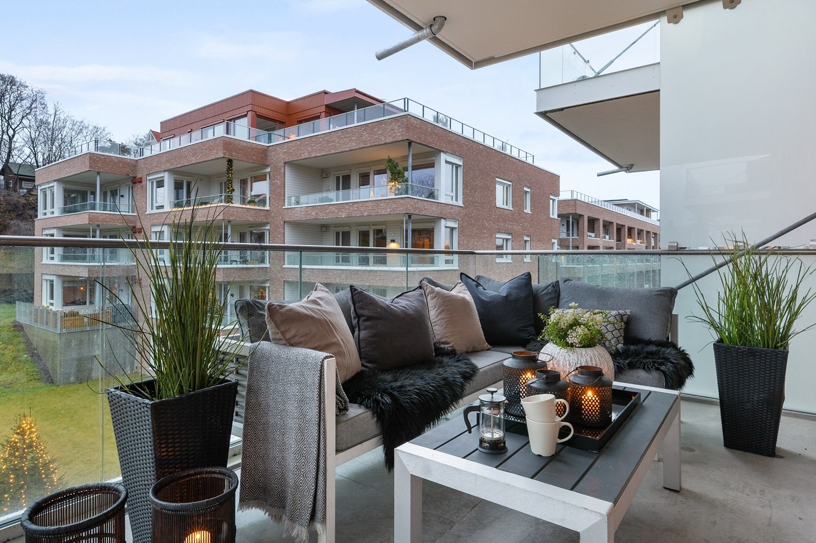 Romslig balkong med plass til gode utemøbler og hyggelig beplantning. Galleribilde