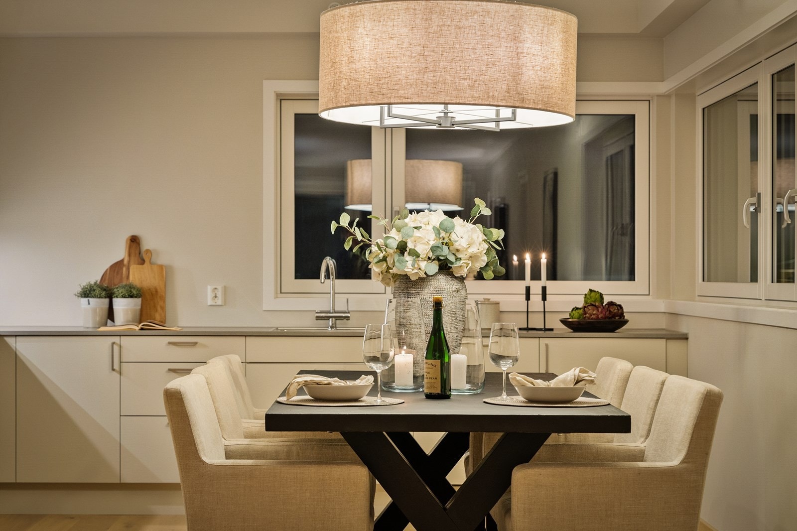 La hver dag være en fest. Tenn et lys og gled deg til å komme hjem. Alt er nytt, pent - og ditt. Galleribilde