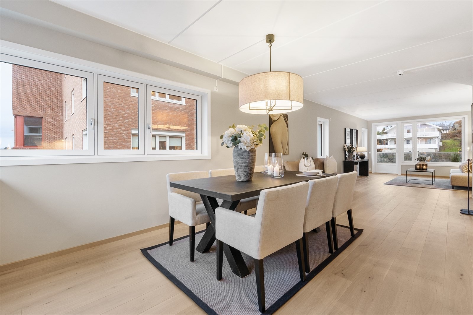 Åpen og sosial planløsning som binder kjøkken, spisestue og stue sammen. Den brede vindusrekken gir herlige lysforhold hele dagen. Galleribilde