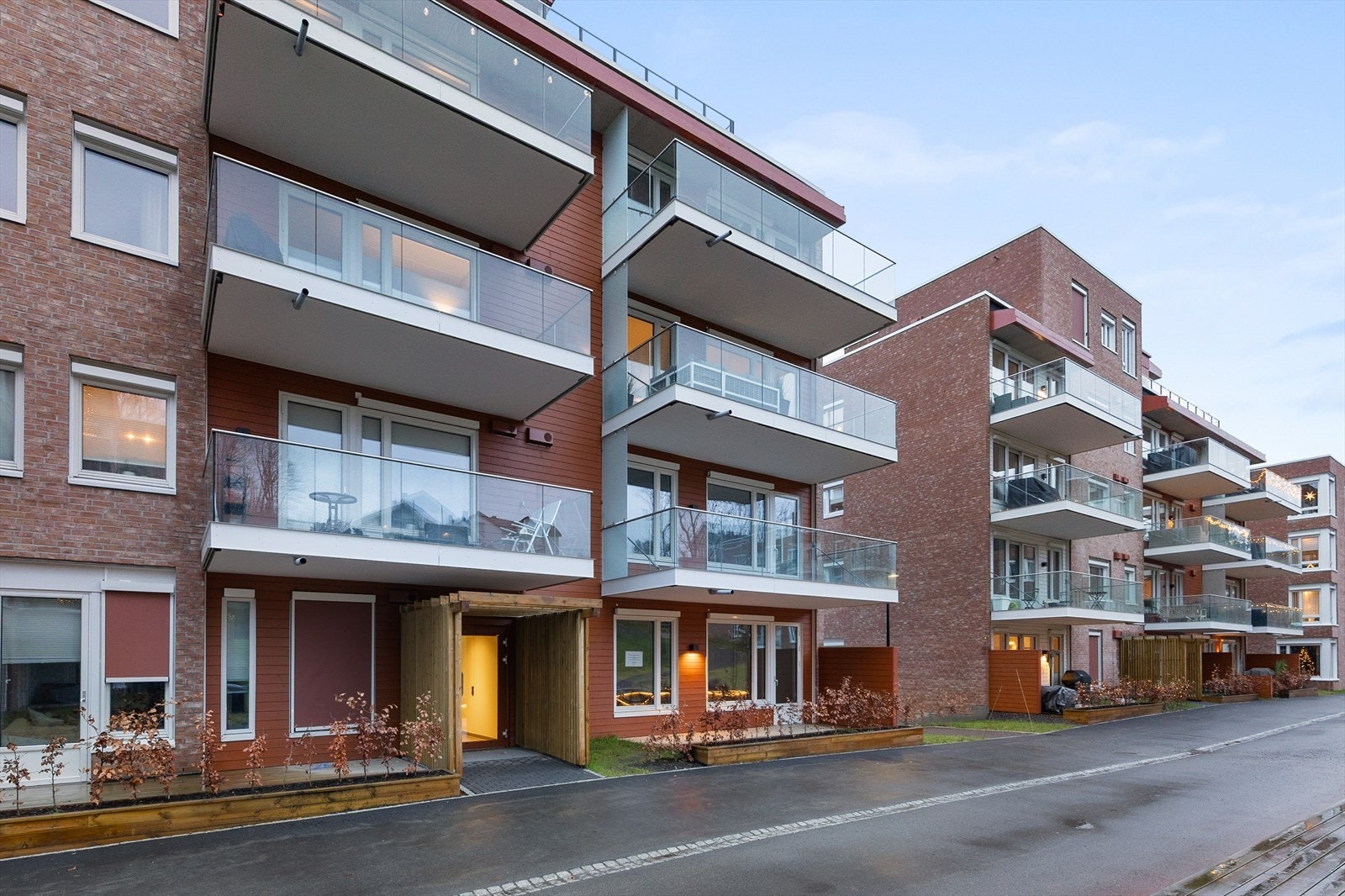 Eksteriørbilde av bygget - leiligheten ligger høyt med lys fra tre sider. Galleribilde