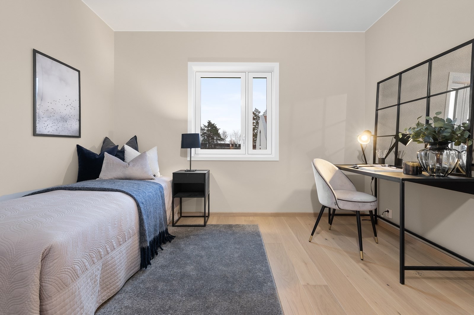 Gjesterom med plass til dobbeltseng, eller som hyggelig ekstrarom med gjestesofa, kontorpult og symaskin. Galleribilde