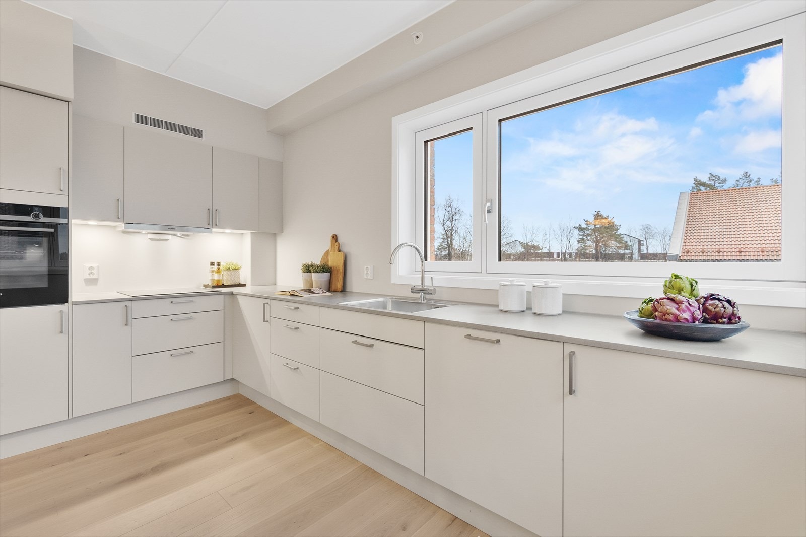 Moderne og tidløst kjøkken med integrerte hvitevarer, rikelig oppbevaring og gode benkeplater. Perfekt for deg som liker å lage mat - og vil ha et lekkert og ryddig uttrykk. Galleribilde