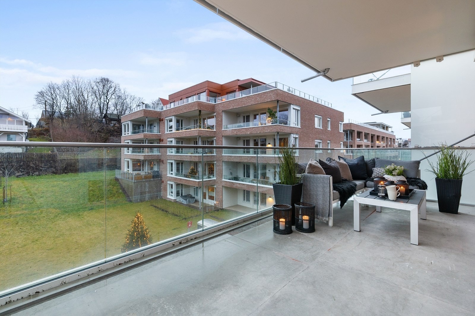 Balkong med utsikt mot den åpne grønne plassen - et ideelt sted for morgenkaffen eller kveldssolen. Galleribilde