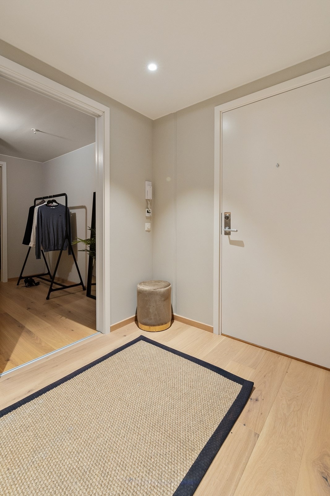 Entré med plass til oppbevaring - og velkomstfølelse. Galleribilde