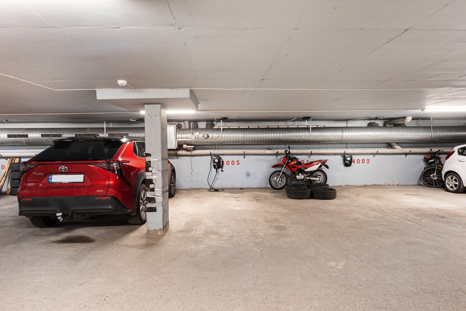 Garasjeplass med elbillader i felles anlegg. Galleribilde