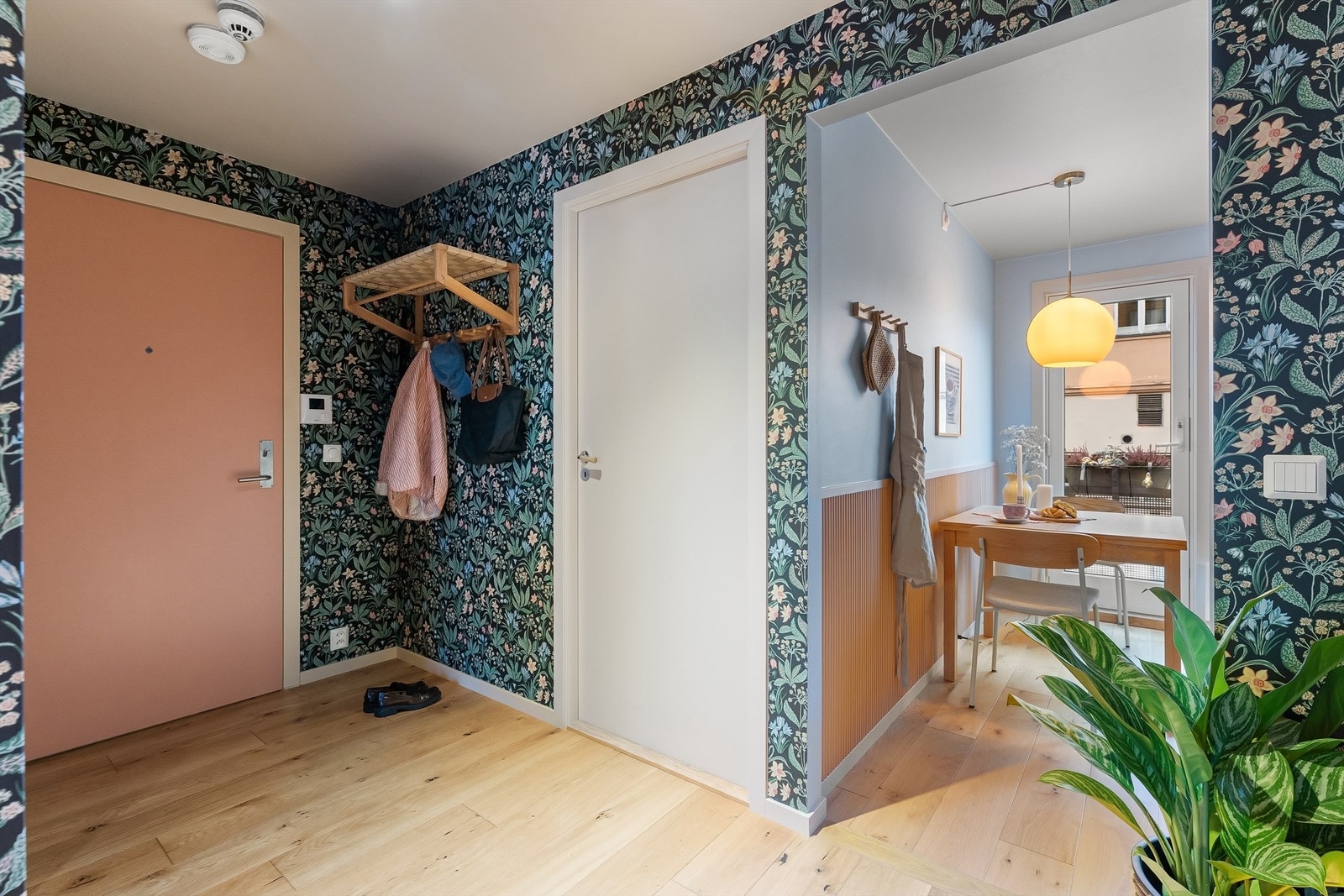 Inngangspartiet ønsker velkommen med et karakteristisk tapet og gir et godt førsteinntrykk. Galleribilde